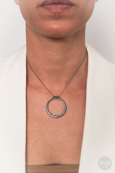 EXTRO Large Circle Necklace