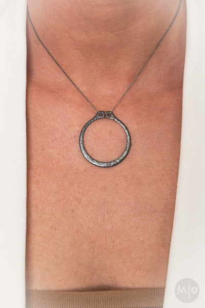 EXTRO Large Circle Necklace