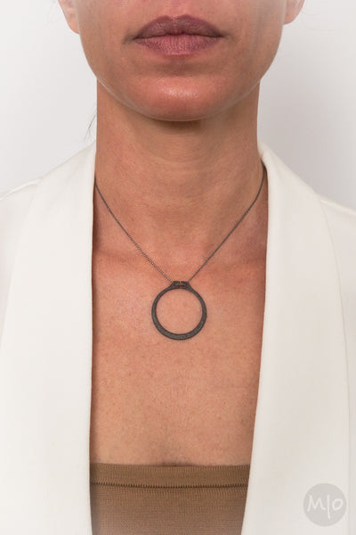 EXTRO Large Circle Necklace